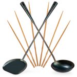 Small Yosukata Wok-Utensilien-Set: Wokspatel und Schöpfkelle aus vorbereitetem Karbonstahl und Bambus-Essstäbchen mit 43 cm Länge