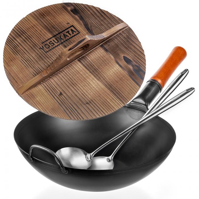 Yosukata 34cm Wok aus Schwarzem Kohlenstoffstahl (Flacher Boden, Vorbereitete) + Wok-Deckel aus Holz 34cm + Wok-Utensilien-Set: Wokspatel und Schöpflöffel aus Edelstahl mit 43 cm Länge