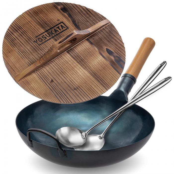 Yosukata 34cm Wok aus Blauem Kohlenstoffstahl (Flacher Boden, Vorbereitete) + Wok-Deckel aus Holz 34cm + Wok-Utensilien-Set: Wokspatel und Schöpflöffel aus Edelstahl mit 43 cm Länge